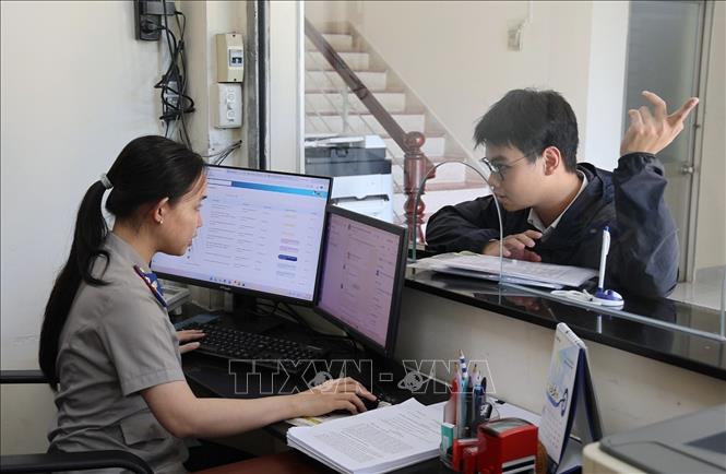 Cán bộ Thi hành án dân sự TP. Hồ Chí Minh tiếp nhận, xử lý hồ sơ trên nền tảng số. (Ảnh: Hồng Đạt/TTXVN)
